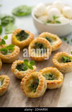 Mini quiches aux épinards fraîchement cuites Banque D'Images