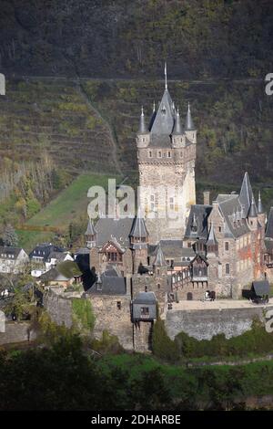 Vue sur Cochem en automne Banque D'Images