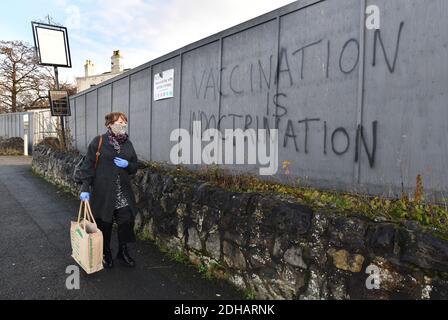 Anti-vaccination propagande graffiti pulvérisé sur les murs autour d'un pub désutilisé à Madeley, Telford, Shropshire. Anti vaccin Banque D'Images