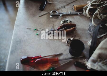 Vue en grand angle de divers outils sur la table en atelier Banque D'Images