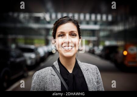 Portrait d'une femme avocate souriante et confiante dans des formals sur le lieu de travail Banque D'Images