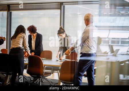 Professionnels du droit travaillant à la table de conférence dans la salle du conseil Banque D'Images
