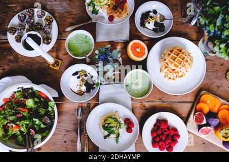 Directement au-dessus de la prise de divers aliments sur une table en bois Banque D'Images