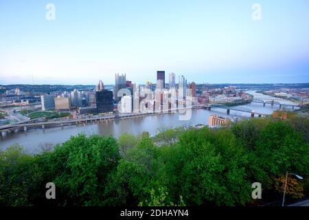 Vue panoramique sur le centre-ville de Pittsburgh au crépuscule, Pennsylvanie, États-Unis Banque D'Images