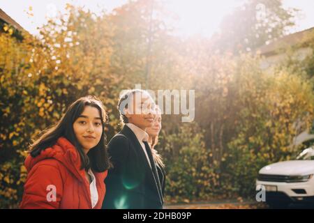 Portrait de jeunes filles souriantes en ville en automne Banque D'Images