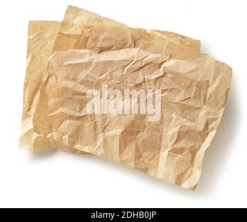 feuilles de papier de cuisson marron froissés isolées sur fond blanc, vue de dessus Banque D'Images