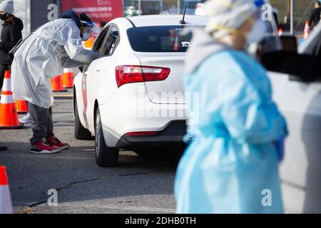 Pawtucket, États-Unis. 10 décembre 2020. Le personnel médical administre les tests COVID-19 sur un site de test de la COVID au volant, dans le parc de stationnement du stade McCoy à Pawtucket, Rhode Island, le jeudi 10 décembre 2020. L'État a actuellement le taux de COVID-19 par habitant le plus élevé du pays. Photo par Matthew Healey/UPI crédit: UPI/Alay Live News Banque D'Images