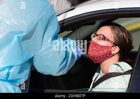 Pawtucket, États-Unis. 10 décembre 2020. Morgan Adamonis de Seekonk, Massachusetts, a son nez balané pour un test COVID-19 dans le parking du stade McCoy à Pawtucket, Rhode Island, le jeudi 10 décembre 2020. L'État a actuellement le taux de COVID-19 par habitant le plus élevé du pays. Photo par Matthew Healey/UPI crédit: UPI/Alay Live News Banque D'Images