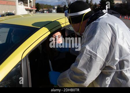 Pawtucket, États-Unis. 10 décembre 2020. Susanna Draine (L) de Providence, Rhode Island, a son nez berlé par l'agent médical Jim Melia pour un test COVID-19 dans le parc de stationnement du stade McCoy à Pawtucket, Rhode Island, le jeudi 10 décembre 2020. L'État a actuellement le taux de COVID-19 par habitant le plus élevé du pays. Photo par Matthew Healey/UPI crédit: UPI/Alay Live News Banque D'Images