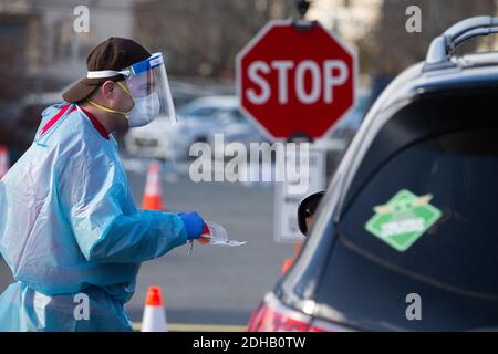 Pawtucket, États-Unis. 10 décembre 2020. Le personnel médical administre les tests COVID-19 sur un site de test de la COVID au volant, dans le parc de stationnement du stade McCoy à Pawtucket, Rhode Island, le jeudi 10 décembre 2020. L'État a actuellement le taux de COVID-19 par habitant le plus élevé du pays. Photo par Matthew Healey/UPI crédit: UPI/Alay Live News Banque D'Images