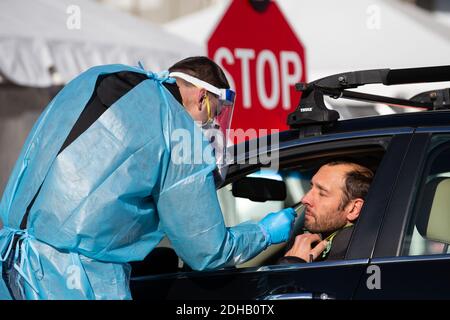 Pawtucket, États-Unis. 10 décembre 2020. Un travailleur médical a écouvillonnage le nez de Ben Piecuch de Providence, Rhode Island, pour un test COVID-19 sur un site de test COVID au volant, dans le parc de stationnement du stade McCoy à Pawtucket, Rhode Island, le jeudi 10 décembre 2020. L'État a actuellement le taux de COVID-19 par habitant le plus élevé du pays. Photo par Matthew Healey/UPI crédit: UPI/Alay Live News Banque D'Images