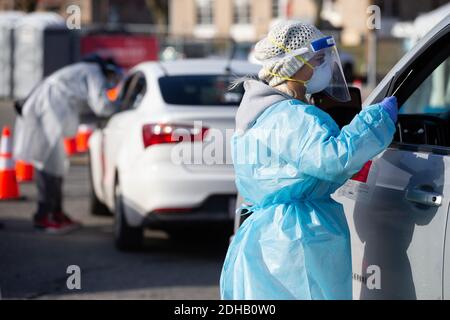 Pawtucket, États-Unis. 10 décembre 2020. Le personnel médical administre les tests COVID-19 sur un site de test de la COVID au volant, dans le parc de stationnement du stade McCoy à Pawtucket, Rhode Island, le jeudi 10 décembre 2020. L'État a actuellement le taux de COVID-19 par habitant le plus élevé du pays. Photo par Matthew Healey/UPI crédit: UPI/Alay Live News Banque D'Images