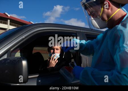 Pawtucket, États-Unis. 10 décembre 2020. Conor Murphy (L) de Providence, Rhode Island, regarde comme un travailleur médical Matthew Martell prépare un écouvillon nasal pour un test COVID-19 dans le parc de stationnement du stade McCoy à Pawtucket, Rhode Island, le jeudi 10 décembre 2020. L'État a actuellement le taux de COVID-19 par habitant le plus élevé du pays. Photo par Matthew Healey/UPI crédit: UPI/Alay Live News Banque D'Images