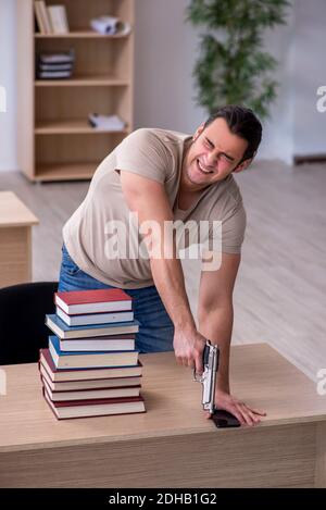 Jeune étudiant de sexe masculin se préparant aux examens à la bibliothèque Banque D'Images