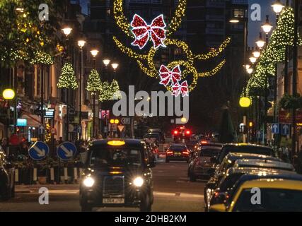 St John's Wood High Street illuminations de Noël, à Londres, en décembre 2020, lors de divers scénarios de confinement Civ-19 Banque D'Images