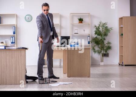 Jeune homme et mousetrap au bureau Banque D'Images