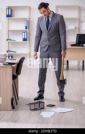 Jeune homme et mousetrap au bureau Banque D'Images