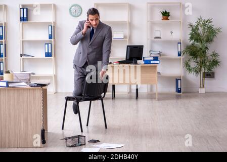 Jeune homme et mousetrap au bureau Banque D'Images