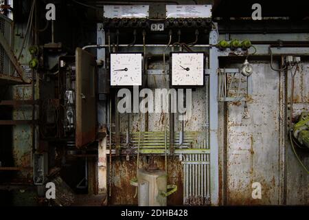 ancien comparateur à cadran dans une usine abandonnée, en lieu perdu Banque D'Images