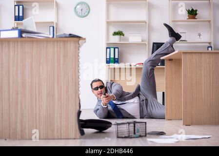 Jeune homme et mousetrap au bureau Banque D'Images