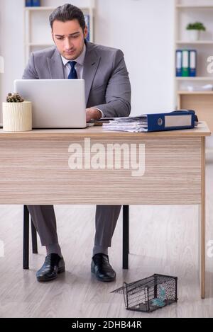 Jeune homme et mousetrap au bureau Banque D'Images