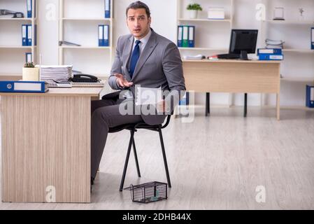 Jeune homme et mousetrap au bureau Banque D'Images