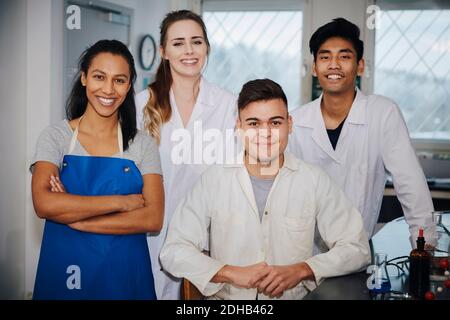 Portrait de jeunes étudiants en génie multiethnique confiants en laboratoire de chimie à l'université Banque D'Images