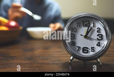 L'horloge affiche une heure. Heure du déjeuner. Banque D'Images