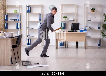 Jeune homme et mousetrap au bureau Banque D'Images