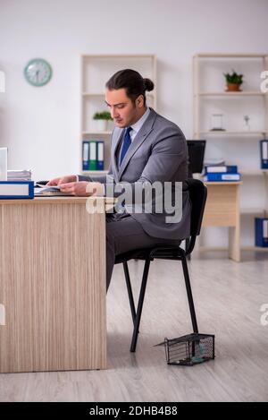 Jeune homme et mousetrap au bureau Banque D'Images