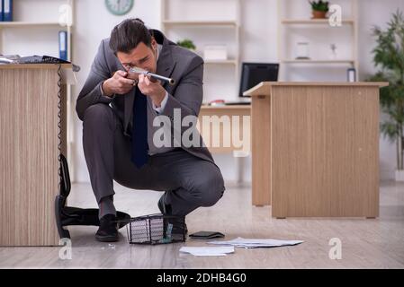 Jeune homme et mousetrap au bureau Banque D'Images
