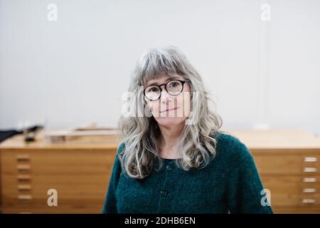 Portrait d'une femme d'affaires mûre au bureau créatif Banque D'Images