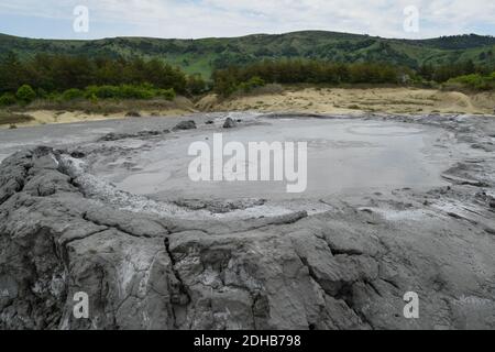 Cratère bouillant d'un volcan de boue. Vue rapprochée sur l'explosion d'une bulle de gaz dans un cratère de volcan de boue. Volcan de boue à Paclele mari, près de Buzau, Roumanie. Banque D'Images