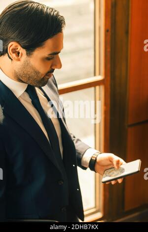 Vue en grand angle du professionnel de la justice à l'aide d'un smartphone à bureau Banque D'Images