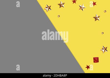 Couleur de l'année 2021 jaune et gris avec confetti dans les différentes formes. Photo de haute qualité Banque D'Images