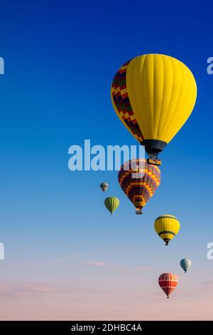 Cappadoce au lever du soleil avec plusieurs ballons d'air chaud volant au ciel du matin, Turquie. Banque D'Images