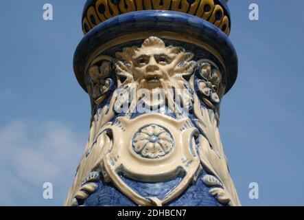 Carrelage en céramique sur un lampadaire de la place de l'Espagne Plaza de España Séville Espagne construite en 1928 sur un chaud été jour Banque D'Images