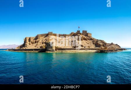 Panorama du château médiéval de Saladin sur l'île du Pharaon dans le golfe d'Aqaba. Ancienne forteresse du Sultan Salah El DIN à Taba, Égypte. Banque D'Images