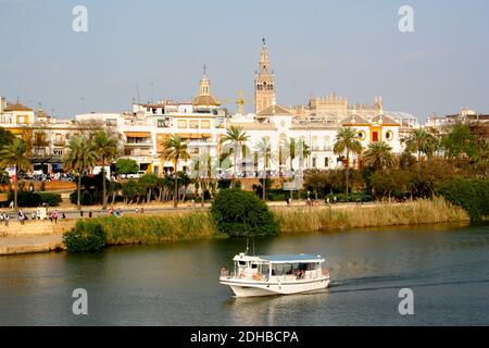 Vue sur la ville de Séville Espagne sur la rivière Guadalquiver avec Un bateau touristique le jour chaud d'avril à Pâques 2014 Banque D'Images