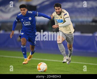 James Justin de Leicester City (à gauche) et Karim Ansarifard d'AEK Athens se battent pour le ballon lors du match G de l'UEFA Europa League au King Power Stadium de Leicester. Banque D'Images