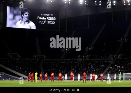 Les joueurs de Tottenham et de Royal Anvers (en rouge) observent une minute de silence en hommage à l'attaquant italien Paolo Rossi qui est décédé hier. UEFA Europa League, groupe J Match, Tottenham Hotspur v Anvers au Tottenham Hotspur Stadium de Londres le jeudi 10 décembre 2020. Cette image ne peut être utilisée qu'à des fins éditoriales. Utilisation éditoriale uniquement, licence requise pour une utilisation commerciale. Pas d'utilisation dans les Paris, les jeux ou les publications d'un seul club/ligue/joueur. photo de Steffan Bowen/Andrew Orchard sports photographie/Alamy Live news Banque D'Images