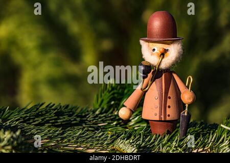 Un fumeur des montagnes Ore crée une ambiance comme Une décoration pour Noël Banque D'Images