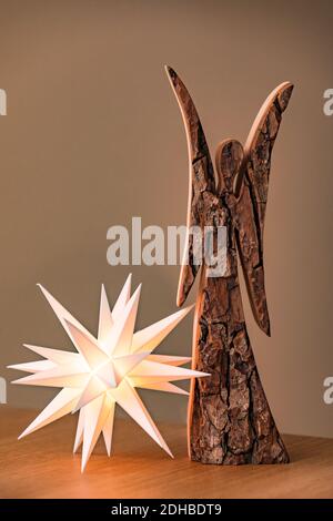 Décorée pour Noël avec une étoile lumineuse et un bois ange Banque D'Images