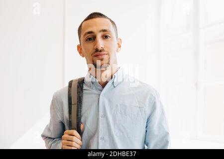 Portrait d'un hacker debout au bureau Banque D'Images
