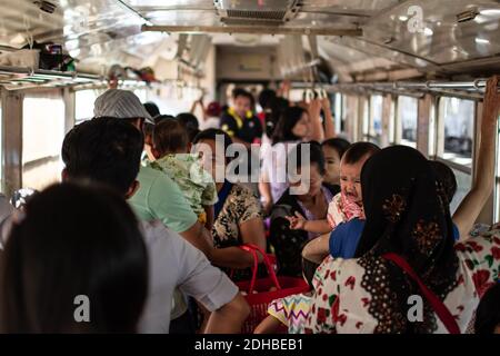 Yangon, Myanmar - 31 décembre 2019 : la vie quotidienne est occupée à voyager dans le train circulaire tout en achetant et en vendant de la nourriture et des boissons sur le marché Banque D'Images