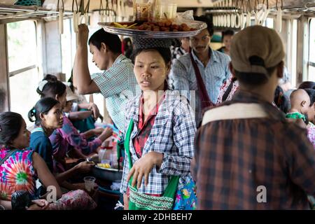 Yangon, Myanmar - 31 décembre 2019 : la vie quotidienne est occupée à voyager dans le train circulaire tout en achetant et en vendant de la nourriture et des boissons sur le marché Banque D'Images