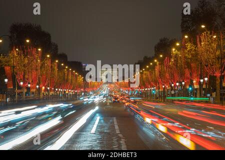 Paris,France - 12 09 2020: Vue sur l'avenue des champs Elysées avec les lumières de Noël Banque D'Images