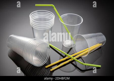 Jeu de nouvelles tasses et pailles en plastique vides . Déchets plastiques jetables pour boissons. Gros plan Banque D'Images