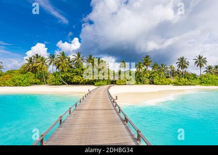 Île Maldives plage. Paysage tropical de paysage d'été, ciel de sable de mer sur jetée. Voyage de luxe destination de vacances. Paysage de plage exotique Banque D'Images