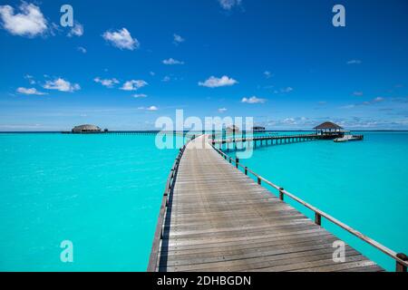 Île Maldives plage. Paysage tropical de paysage d'été, ciel de sable de mer sur jetée. Voyage de luxe destination de vacances. Paysage de plage exotique Banque D'Images